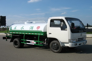 東風(fēng)小霸王2噸灑水車(chē)